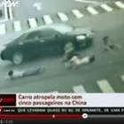 Choque de carro com moto com 5 passageiros é flagrado na China