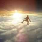A experiência do voo humano em um belo vídeo sobre paraquedismo