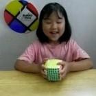 Ela resolve um cubo mágico 7x7x7 rapidinho! E você?