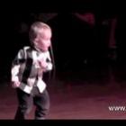 Menino de 2 anos vira sensação ao dançar Elvis em festa