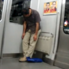 Japinha dorme em pé no metro