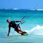 Kite surfer pula um PIER durante uma manobra! o_O