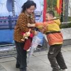 Inacreditável cena de como um garoto chinês trata sua mãe