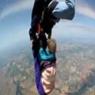 Aposentada de 80 anos escorrega de paraquedas durante salto e fica pendurada pel