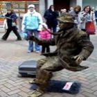 Homem estátua desafia a gravidade nas ruas