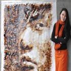 Artista chinesa pinta retrato de cantor usando apenas uma xícara e café