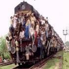 Indianos sobem em trem em movimento