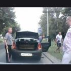 Na Russia é assim que as pessoas brigam no trânsito!