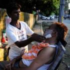 Barbeador Delivery: Indiano mantém barbearia em calçada