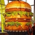 Maior Big Mac do mundo tem mais de 4 metros de altura e não é de verdade
