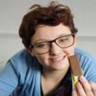 Jovem inglesa trata doença do fígado com biscoitos e chocolates