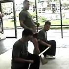 Demonstração do domínio supremo das técnicas de Muay Thai