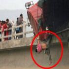 Chinês sofre acidente e fica pendurado pela perna em ponte a 9 metros de altura