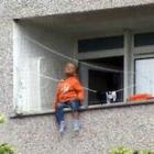 Criança brinca sozinha em parapeito de varanda a 30 metros de altura