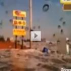Câmera onboard filma carro sendo atingido por Tsunami no Japão
