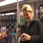 Risada contagia todo mundo no metrô