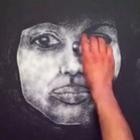 Artista desenha o rosto de Angelina Jolie somente com sal