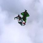 Malucos apostam corrida de wingsuit e chegam a 225 km/h