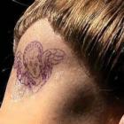  Lady Gaga e Léo Santana fazem tatuagens inusitadas 