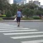 Como atravessar a rua na faixa de pedestres com segurança.