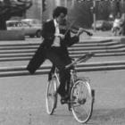 Homem bate recorde de tempo tocando violino andando de costas em uma bicicleta
