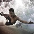 Fotógrafo australiano captura queda de surfistas embaixo d'água