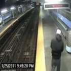 Distraído com celular, homem cai na plataforma de metrô