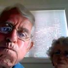 Comédia: casal de idosos aprendendo usar a webcam