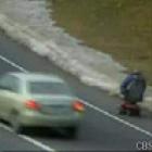 Homem é flagrado dirigindo cadeira de rodas motorizada em rodovia 