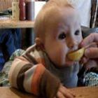 Vídeo de bebê reagindo ao provar limão pela 1ª vez faz sucesso na web