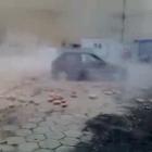 Russo derruba uma parede usando um carro, sem danificá-lo