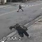Menino de 13 anos persegue jovem depois da escola e faz disparos pela rua