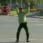 Como um guarda filipino organiza o trânsito