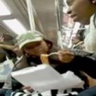 Mulher resolve comer espaguete no metrô e provoca pancadaria