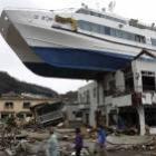 Navio para em cima de prédio após tsunami