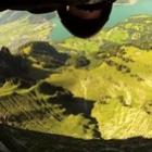 Paraquedista com trajes de planador filma sua viagem durante o voo
