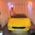 Dono De Ferrari Ama Tanto O Carro, Que Deixa-o Estacionado Na Sala De Casa 