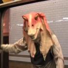 Ator do Improv Everywhere apanha durante performance no metrô