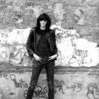 Há 10 anos silenciava a voz de Joey Ramone o pioneiro do punk 