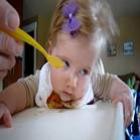 Cuti-Cuti: Bebê combatendo a sonolência durante o almoço