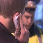 Parado pela polícia, motorista faz ‘telefonema’ com maço de cigarros