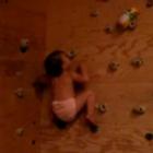 Bebê montanhista escala paredes do quarto para pegar brinquedos