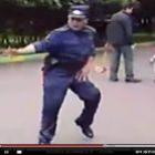 Polícial dançarino na Rússia. Haja alegria!