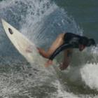 Campeonato de surfe em praia de nudismo proíbe bermudas, mas obriga uso de camis