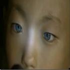 Olhos azuis de Chinês brilham no escuro