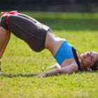 Sarah Shahi exibe corpo perfeito ao se exercitar ao ar livre, veja fotos 
