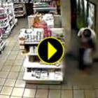 Velho safado é filmado abusando de criança em loja