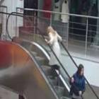 Vídeo de mulher subindo escada rolante pela descida vira fenômeno