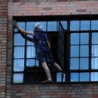 Velhinha limpando janelas à dezenas de metros do chão