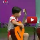 Crianças asiáticas dando um show acústico de violão